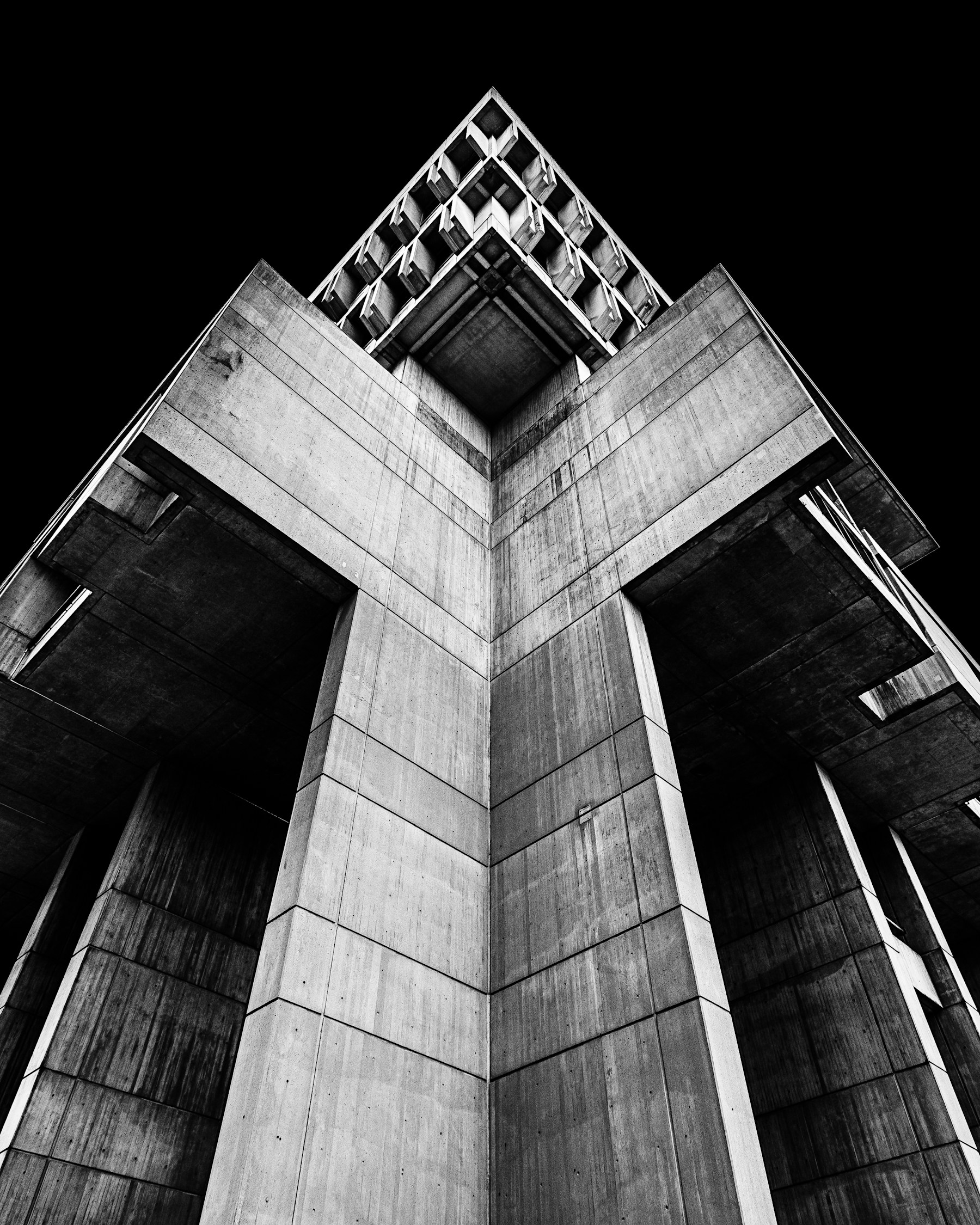 Strakke lijnen van moderne betonnen architectuur